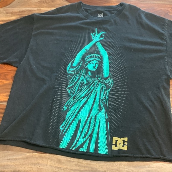 DC T-Shirt, Liberty Statue Graphic - Picture 3 of 3